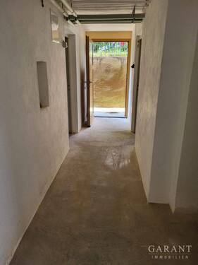Flur im Keller mit Gartenausgang - 