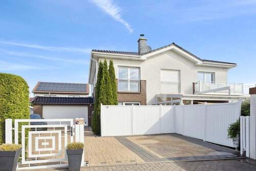 Bild 1 - Repräsentatives, lichtverwöhntes Einfamilienhaus in Feldrandlage!