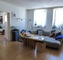 ALTBAU-LIEBHABER AUFGEPASST! Hübsche, heimelige 4 ZW im 2. OG mit Einbauküche, Wannenbad, Garage in bevorzugter Lage im Norden Nürnbergs.