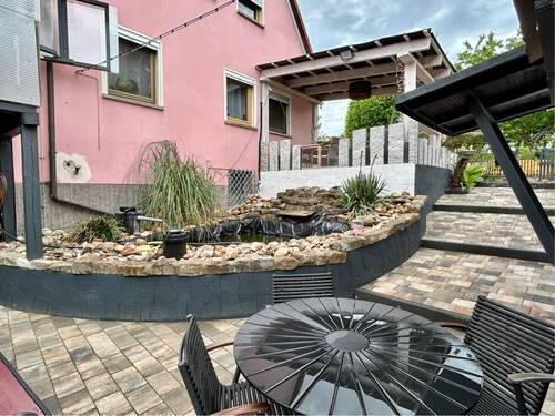 weitere Sitzgelegenheit mit Gartenteich - 