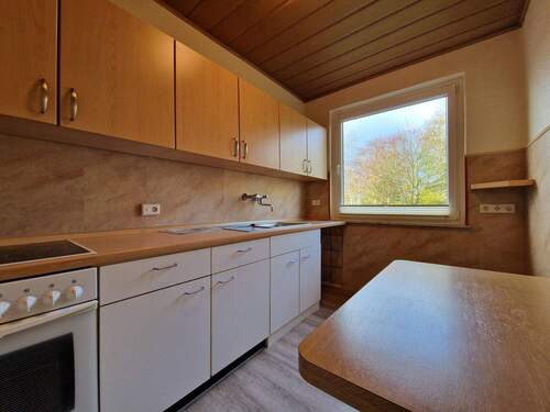 Helle Küche mit Platz für einen kleinen Essbereich - 