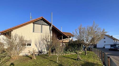 Ansicht von Westen - 7 Zimmer Mehrfamilienhaus, Wohnhaus in Neuenburg