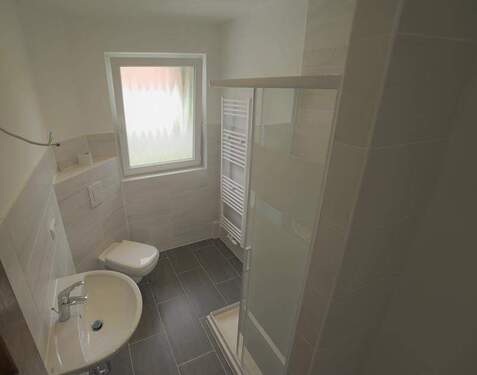 Moderne Badezimmer - Mehrfamilienhaus, Wohnhaus mit 305,00 m&sup2; in Langelsheim zum Kaufen