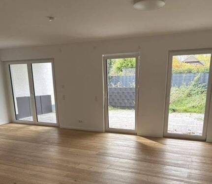 Wohnzimmer mit Terrasse und Garten - 3 Zimmer Etagenwohnung zur Miete in Kaarst