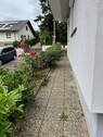 Weg seitlich am Haus - 
