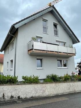 3-Familien-Haus Seitenansicht - ***TOP Gelegenheit*** 3-Fam.-H., voll unterkellert, 3 Garagen, Stellplätze, energetisch saniert, Eigennutzung o. KA möglich...
