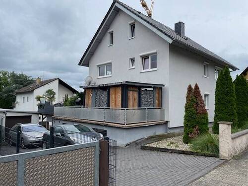 seitlicher Blick auf die Erdgeschoss-Terrasse - 9 Zimmer Mehrfamilienhaus, Wohnhaus in Weisenheim am Sand