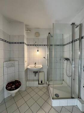 Badezimmer mit Dusche und WM-Anschluss - 