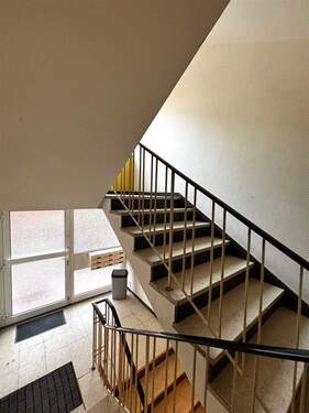 Treppenhaus/ EIngangsbereich mit Briefkastenanlage - 3 Zimmer Etagenwohnung zur Miete in Kiel