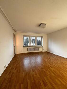 Wohnzimmer mit Zugang zum Balkon - 