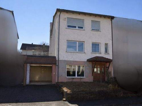 Außenansicht - Doppelhaushälfte mit Sanierungsbedarf