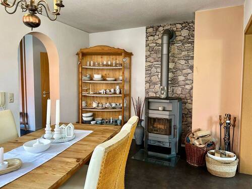 Essbereich mit Kaminofen - 5 Zimmer Doppelhaushälfte in Wachenroth