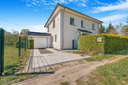Hausansischt Eingang / Garage - 5 Zimmer Einfamilienhaus zum Kaufen in Berlin