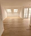 Wohnzimmer mit offener Küche - Achtung! 4-Zimmer-Wohnung mit Dachterrasse in Kaarst!