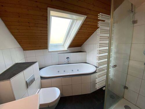 mit Badewanne u. Dusche - 