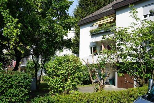 Südansicht - 'Lichtdurchflutete 2-Zimmer-DG Wohnung mit Süd-Loggia, Raumhöhe und traumhaftem Blick ins Grüne.'