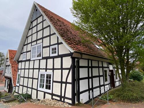 Giebelansicht - Historisches Wohn-Geschäftshaus im Zentrum von Berge!