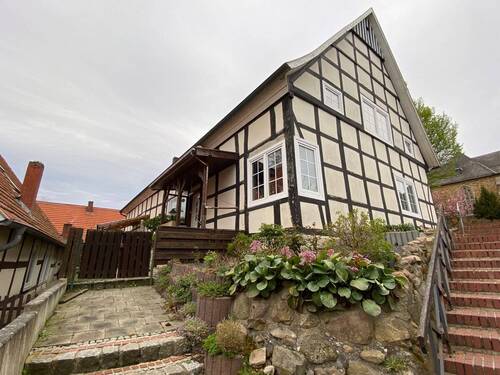 Giebelansicht mit Treppenaufstieg - Mehrfamilienhaus, Wohnhaus mit 263,50 m² in Berge zum Kaufen