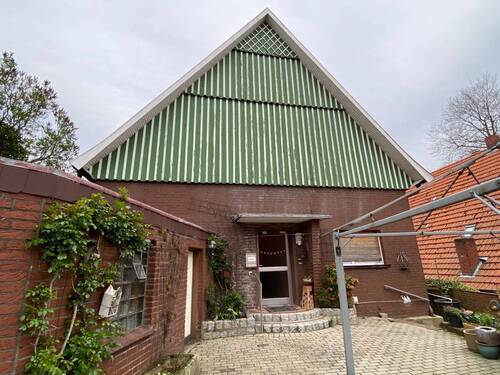 Vorderansicht mit Haupteingang - 