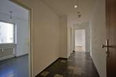 Flur mit Blick in die Küche - Etagenwohnung mit 56,00 m² in München zum Kaufen