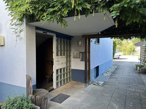 überdachter Hauseingang - 5 Zimmer Etagenwohnung in Hemhofen