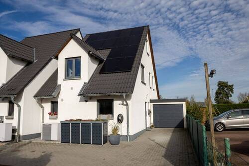 Frontansicht - 5 Zimmer Doppelhaushälfte zum Kaufen in Kaarst