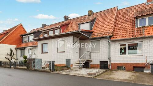 Außenansicht 1 - Ihr neues Zuhause: Reihenmittelhaus mit Garten, großem Wintergarten und Stellplatz in ruhiger Lage