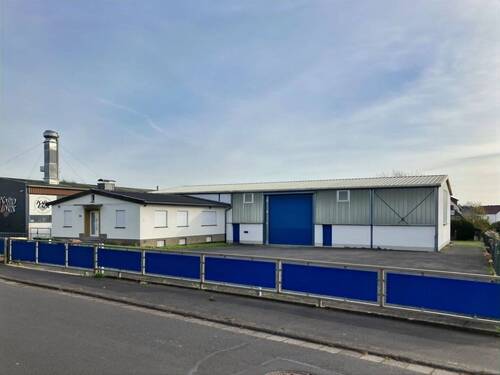 Außenansicht - Gewerbehalle mit Büroanbau und Freifläche an der Stadtgrenze Kassel zu Niedervellmar