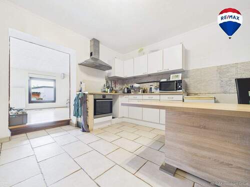 REMAX Immobilien DeLux Einfamilienhau Küche Mandelbachtal Mark Borowicz - 6 Zimmer Reihenmittelhaus zum Kaufen in Mandelbachtal