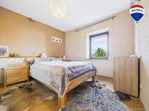 REMAX Immobilien DeLux Einfamilienhau Schlafzimmer Mandelbachtal Mark Borowicz - 