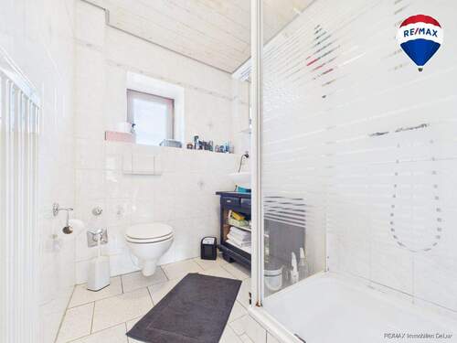 REMAX Immobilien DeLux Einfamilienhau Badezimmer Mandelbachtal Mark Borowicz - 