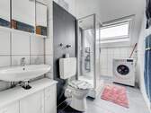 Badezimmer mit Dusche und Tageslicht - 