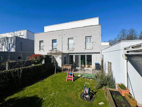 Blick zum Haus - 7 Zimmer Doppelhaushälfte zum Kaufen in Marl