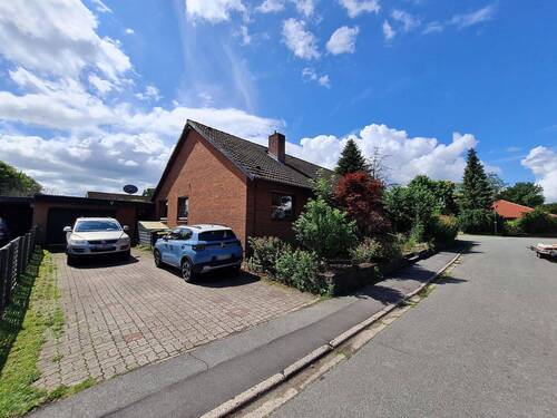 Großzügige Auffahrt mit mehreren Stellplätzen und einer Garage - 4 Zimmer Einfamilienhaus zum Kaufen in Lindewitt