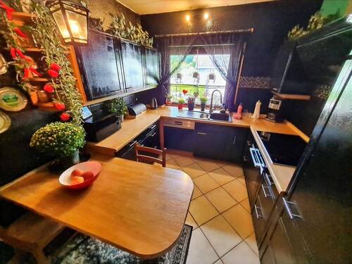 Küche mit moderner Einbauküche - 