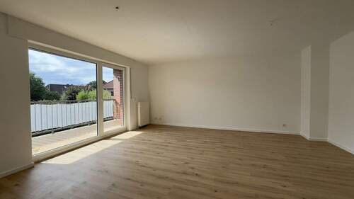 Wohnzimmer - Sofort bezugsfertig: 4 Zimmer, sonnige Loggia, Stellplatz + Heizung neu 2025!