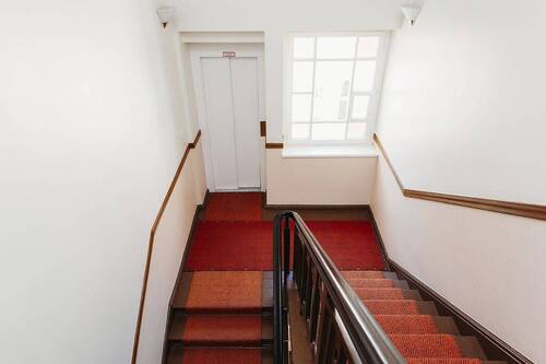 Treppenhaus mit Aufzug - 