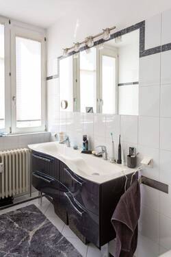 Badezimmer mit Fenster - 