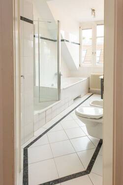 Wannenbad mit separater Dusche - 