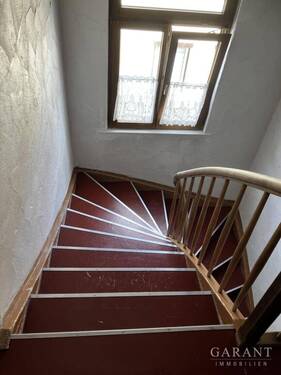Treppenhaus - Attraktives Haus mit fünf Wohnungen plus Gaststätte!