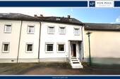 Bild 1 - Reihenmittelhaus mit 6,5 Zimmern, vielseitigem Entwicklungspotenzial und separatem Gartengrundstück