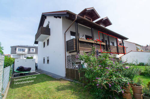 Gebäude-Westseite-mit-Balkone---T - Lagevorteil! 3 ZKB Wohnung im 1. OG + Balkon + Garage + Möbliert + Renovierungsbedürftig