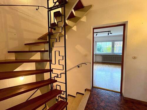 Diele + Treppenhaus im EG - 4 Zimmer Reihenmittelhaus in Erlangen