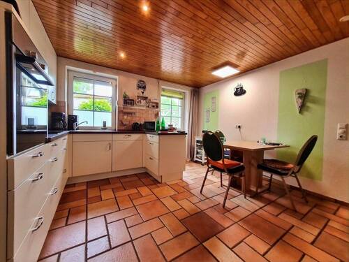 Küche mit moderner Einbauküche im Hauptwohnhaus - 