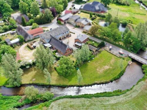 Luftaufnahme - Der Traum vom eigenen Resthof: viel Platz, Pferdestallungen & 3-Mietwohnungen direkt an der Treene