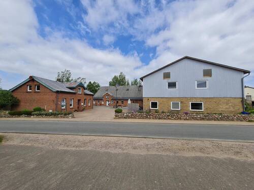 Blick auf das Gebäudeensemble - 1 Zimmer Mehrfamilienhaus, Wohnhaus in Silberstedt