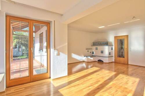 Wohnzimmer mit Terrasse - 6 Zimmer Doppelhaushälfte in Wörthsee