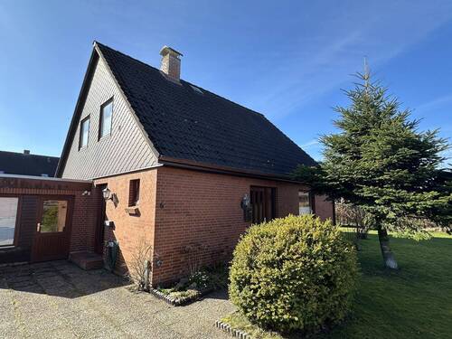 Hausansicht - 5 Zimmer Einfamilienhaus zum Kaufen in Neukirchen