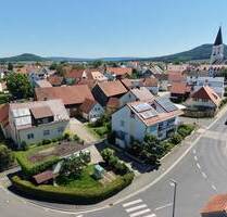 Familienglück auf drei Ebenen: Top gepflegtes Zweifamilienhaus mit ausgebautem DG in Berngau