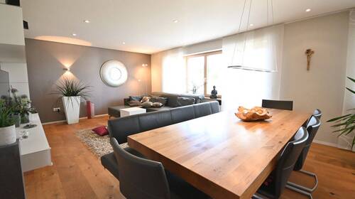 OG: Wohnbereich mit Zugang auf den Balkon - Mehrfamilienhaus, Wohnhaus mit 289,00 m&sup2; in Berngau zum Kaufen
